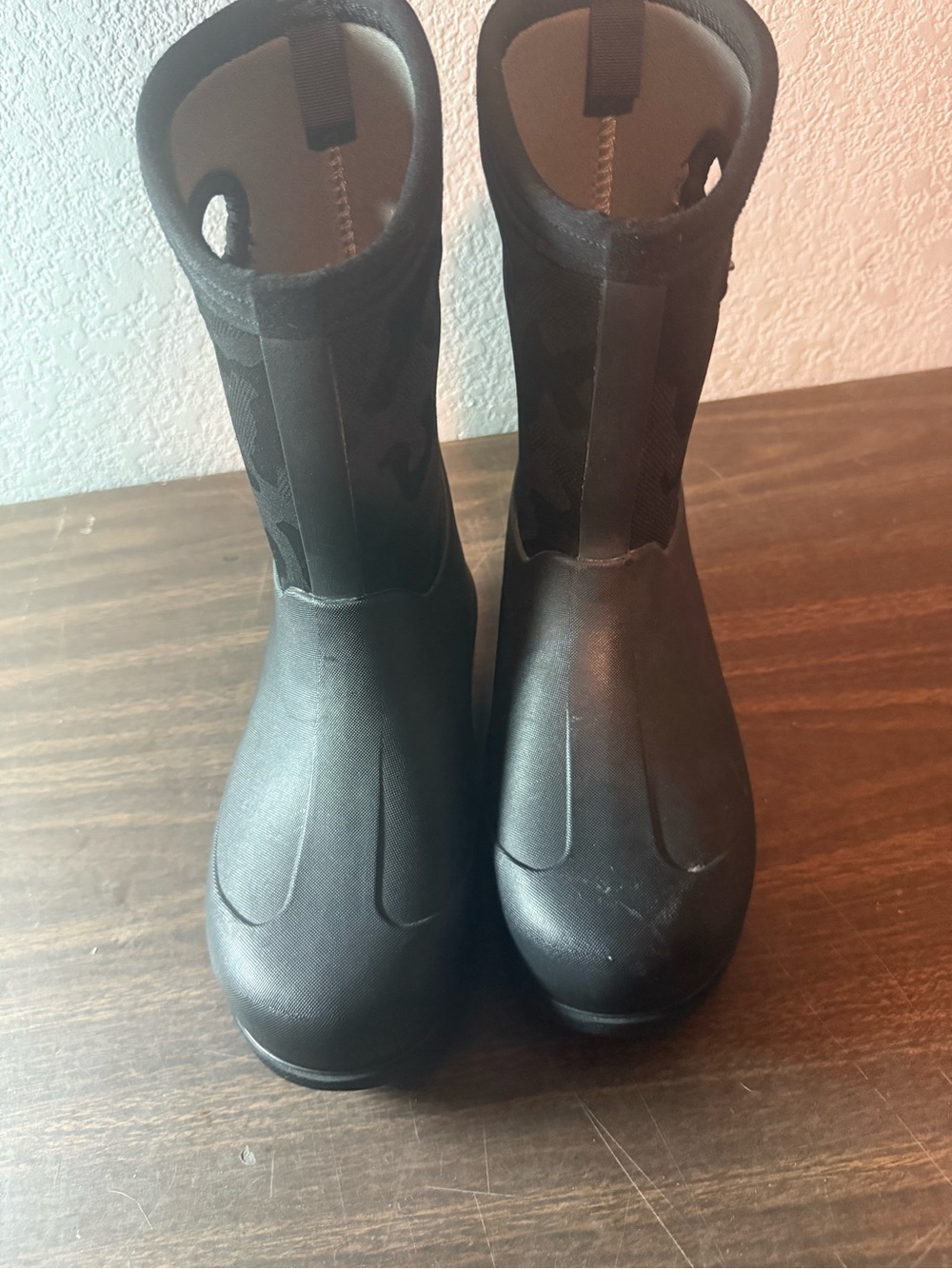 Bogs Neo Classic Mid Boot Waterproof Black Camo Women’s Size 6.5 Youth 4